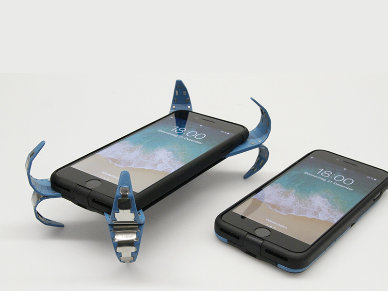 طالب ألماني يبتكر حقيبة هوائية لحماية الهواتف عند السقوط